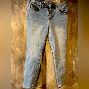 American Eagle Light wash ankle length jeans Women's size 12. Like New jeans